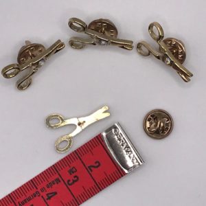 Decorative Scissors badge Gold